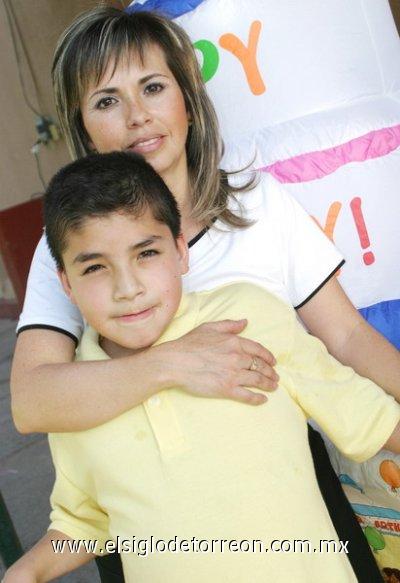 22032007
Arturo Ostos con su mamá, María Eugenia de Ostos.