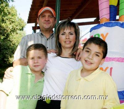 22032007
Arturo Ostos con sus padres, Arturo Ostos y María Eugenia Luna de Ostos y su hermano Enrique.