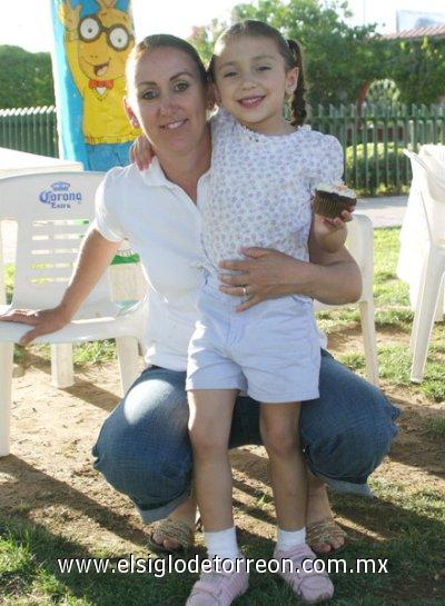 22032007
Dora Guerrero y su pequeña hija Lucía.