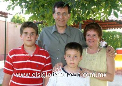 22032007
Eduardo Sayavedra, Gloria Ruiz, Sebastián y Eduardo Sayavedra.