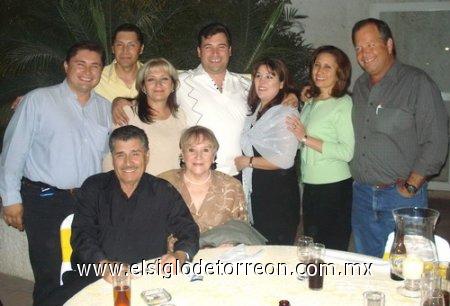 19032007
Don Gerson y doña Lolis Martínez junto a algunos de sus invitados en su 50 aniversario de matrimonio.