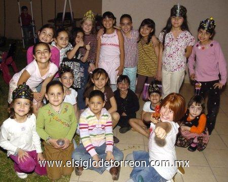 19032007
Paulina Mendoza Vargas acompañada de sus amiguitos y primos, el día que festejó su octavo cumpleaños con una alegre reunión organizada por sus padres, Alejandro y Ana María Mendoza.