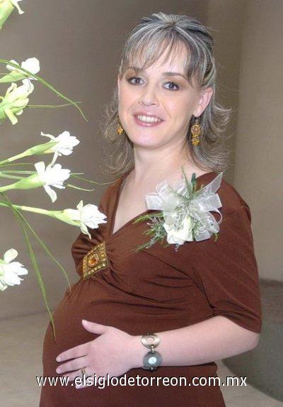 19032007
Ana Cecilia Rivas de Cumplido espera un niño para mediados de abril, por lo que recibió muchas felicitaciones en su fiesta de canastilla.