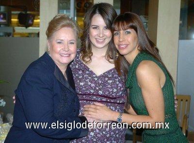 22032007
Ana Teresa al lado de su suegra Cualita y su cuñada Jéssica Yacamán Peña.