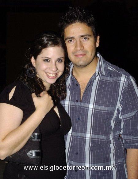 19032007
Susana Villarreal y René Mata asisten a original festejo triple, al estilo norteño.