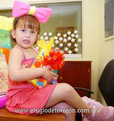27032007
Cuatro años de edad cumplió Maty Valdéz López, motivo por el cual fue festejada por su mamá, Luchita López