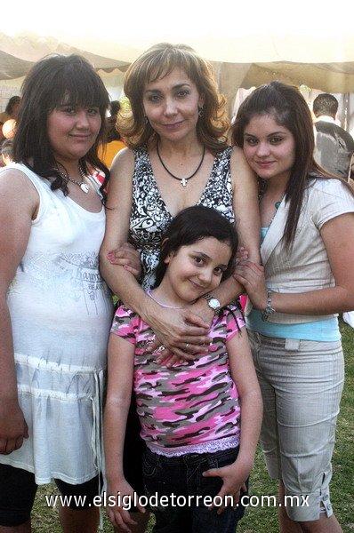 28032007
Liliana Estrella Rivera con sus hijas Mariana, Lily y Victoria