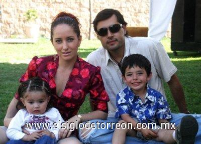 28032007
Sergio Estrella Rivera y Carolina Bravo con sus hijos Sergio y Carolina