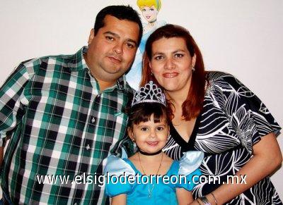 28032007
Sofía Vanessa Chávez González junto a sus papás, Óscar Chavez y Vanessa González, organizadores de su fiesta de cumpleaños