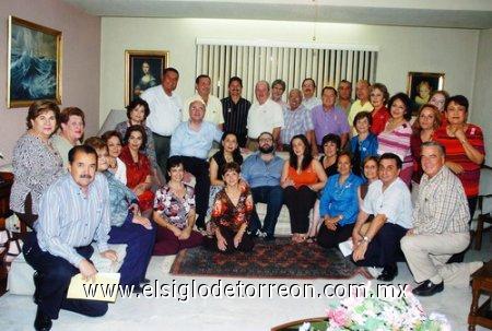 26032007
Familiares y amigos pertenecientes a la Comunidad Familia de Nazareth acompañaron a Fernando Peñaloza Garza y Lucía Sada Cantú