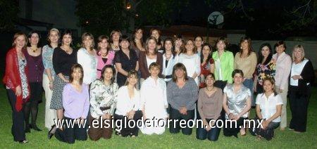 28032007
Elvira Porras de Bello disfrutó de una fiesta sorpresa, organizada por un grupo de amigas