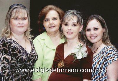 27032007
Ana Cecilia Rivas de Cumplido disfrutó de una linda fiesta de regalos en honor del bebé que espera, organizó su mamá, María Estela Kuster de Rivas, y sus hermanas María Estela Rivas Kuster y Sandra Rivas de Alarcón