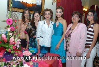 24032007
La novia junto a las anfitrionas Daniela Ávila,Alina de Ávila María Elena García C. de Ávila, María Teresa Rodríguez de Siller y Ale Siller