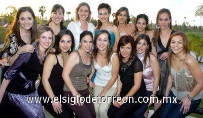 24032007
Márile Ávila García en compañia de familiares y amigas