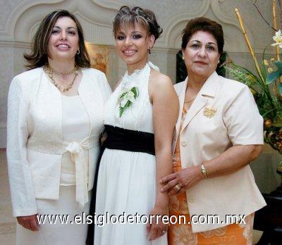 26032007
La futura novia junto a Martha Martínez de Gaytán y María de los Ángeles Romero de Holguín, anfitrionas del festejo