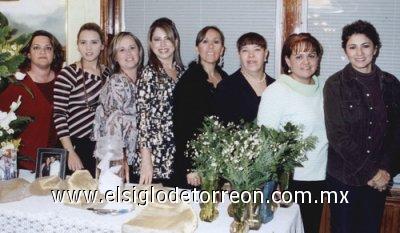 25032007
Cecilia Martínez Ayoub en compañía de sus familiares y amigas, en la fiesta pre nupcial que le organizaron hace unos días.