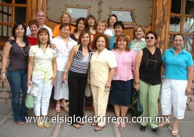 25032007
María Dolores Canales celebró su cumpleaños acompañada de su mamá Carlota García de Canales, su hermana Lorena Canales García y sus amigas del grupo de Natación del Club San Isidro.