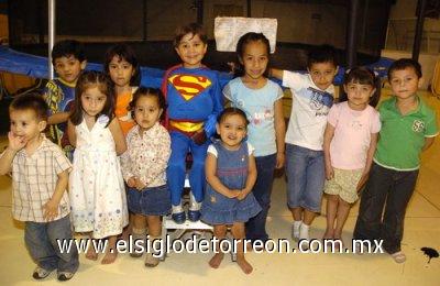 250320087
Alejandro F. Gutiérrez acompañado de sus amiguitos, quienes se divirtieron junto a él en su fiesta de cumpleaños.