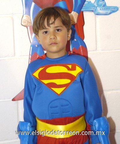 250320087
Como todo un héroe, se sintió en su cumpleaños el pequeño Alejandro.