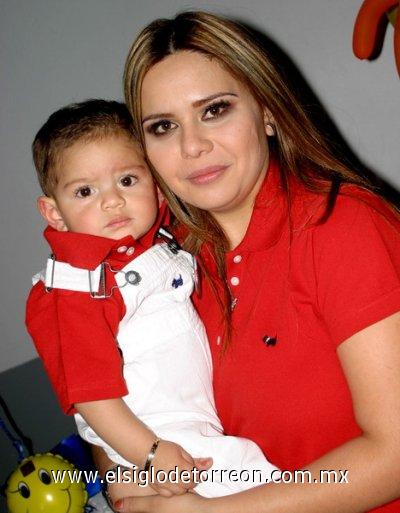 250320087
Érick Donovan Domínguez Esparza acompañado de su mami, Cinthia Esparza, el día que festejó su primer cumpleaños.