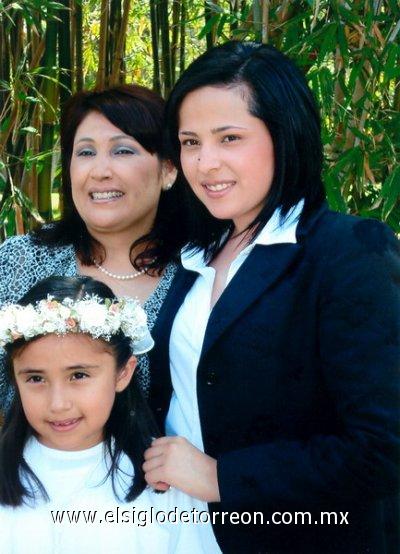 250320087
Lorena de la Garza Mota, el día de su Primera Comunión acompañada por sus madrinas Fabiola Parra Mota y Lorena Mota de Parra.