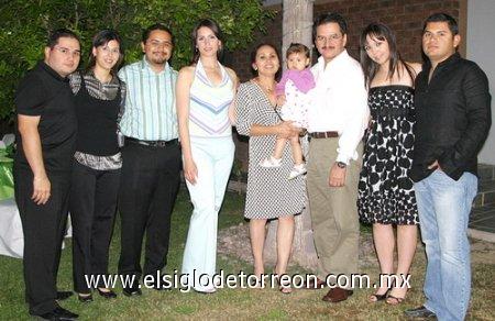 25032007
Cecilia Hinojosa Lugo acompañada por sus suegros, Tere Aguirre de García y Eleno García Benavente, su novio Eleno García Aguirre, Marcela Lavín, Karen de García, Paco García, Toño García y Maryfer García.