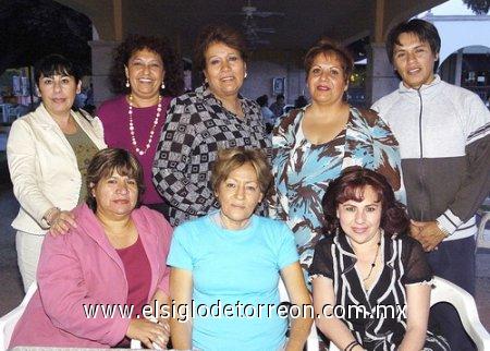 25032007
Soad acompañada de Gelma de Castañón, Rosy de Cepeda, Gina Niño, Alicia Pulido, Juanita de Rodríguez, Mary de Esparza y David Tovar.