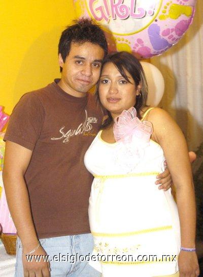 25032007
Aurora Herrera de Sifuentes, en su fiesta de canastilla acompañada de su esposo, Adrián Sifuentes.