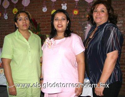 25032007
Cecilia de Uribe junto a las anfitrionas de su fiesta de canastilla, Juanita de Uribe y Cecilia de Mendoza.