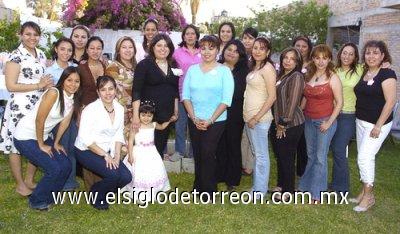 25032007
Perla María Calderón de Téllez espera su segunda bebé, motivo por el cual le ofrecieron una fiesta de regalos.