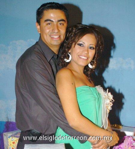 25032007
Paola Castruita Madrid y Sergio Cervantes Heredia unirán sus vidas en próximas fechas, motivo por el cual disfrutaron de una alegre despedida.