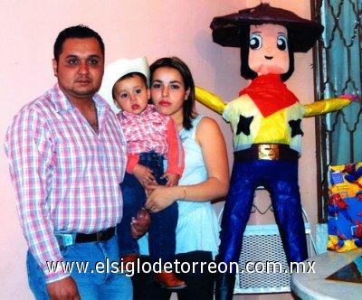 29032007
Hassam Armando González Estevané fue festejado con otivo de su segundocumpleaños por sus padres, Juan M. González y Karla A. Estevané