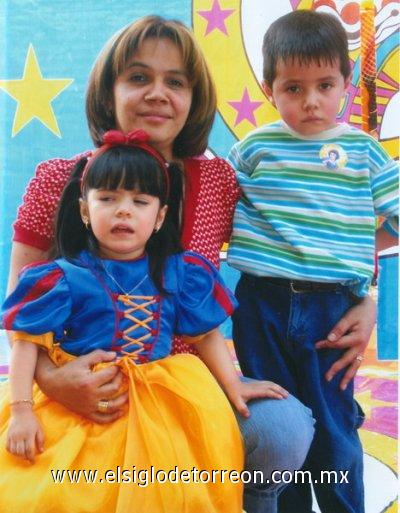 30032007
Andrea de Jesús Estrada festejó su tercer cumpleaños con una divertida fiesta en compañía de su mamá, Olivia Estrada Gámez y su hermanito, Hector Alejandro