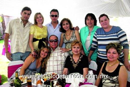 28032007
Don Sergio acompañado de su esposa Rosaura, sus hijos Estela, Liliana, Rosaura, Vanesa, Claudia y Sergio, asi como Belen y Sergio