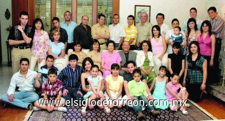 28032007
José María Iduñate Acosta, acompañado de su esposa María de la Paz, sus huijos y nietos