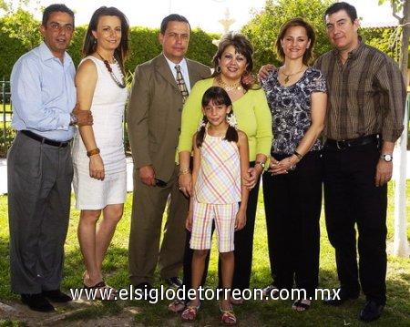 30032007
Mary Gaby Treviño Fernández acompañada de Luis Carlos Leguer, Thelma de Leguer, Salvador Treviño, Gaby Fernández de Treviño, Isabel de Elizondo y Antonio Elizondo