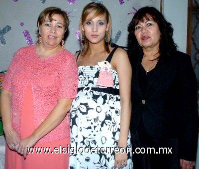 31032007
Thalía Galindo de García junto a su mamá, Thalía  Ortiz de Galiano y su suegra, Beatríz García de García , anfitrionas de su fiesta de canastilla