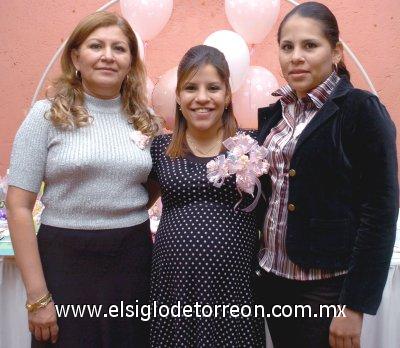 31032007
Patricia Aguilera Ríos junto a Rosa Elena Ríos Ortega y Rosa Elena Aguilera Ríos, anfitrionas de su despedida.jpg