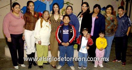 29032007
Karla Lorena Carrillo Gallardo estuvo acompañada de sus amigas y familiares, en la despedida que le organizaron con motivo de su boda con Miguel Ángel Hernández Esparza