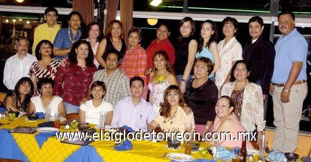 31032007
María del Socorro con sus compañeros Héctor, Caty, Magda, Lulú, Juanita, Guille, Brenda, Chelito, Gaby, Óscar, Isidro, Ernesto, Mayela, Carmen, José Luis, Martha, María Isabel, Elvira, Flor, Luis, Cuquis y Aurorita