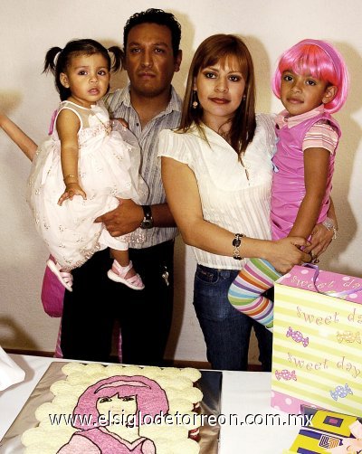 31032007
Luisa Fernanda Fematt Salazar festejo su quinto cumpleaños al lado de sus padres, Fernando y Gabriela Fematt y su hermanita Tanya