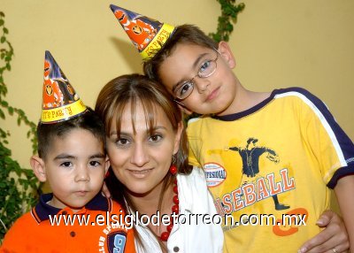 31032007
 Mayela Ramírez de Velez junto a sus hijos César y Alejandro Velez, en reciente festejo