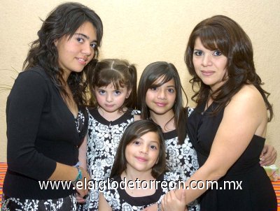 30032007
Rebeca Orozco de González junto a sus hijos Luisa, Bárbara, Regina y Daniela