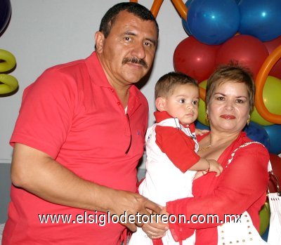 30032007
Érick Donovan Domínguez Esparza junto a sus abuelos, Luis Domínguez y Sra. Becerra , el día que fue festejado por su primer cumpleaños
