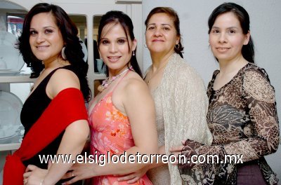 28032007
Mónica Alanis Reyes disfrutó de una despedida de soltera que le organizaron su mamá María Dolores Reyes Ibarra y sus hermanas, ya que el próximo sábado 31 de Marzo contraerá matrimonio conAlejandro Vázquez Balderas