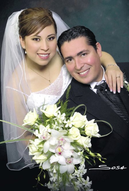 Ing. José Gustavo Tolentino Valdés y M.C.A. Shaula Berenice Hernández Valverde recibieron
la bendición nupcial en la parroquia de La Inmaculada Concepción, el sábado 25 de noviembre
de 2006. Ellos son hijos de los señores C.P. José Tolentino Cázares y Silvia Valdés de
Tolentino; Capitán Luis Hernández Macías y Oralia Valverde de Hernández.-

Estudio: Sosa