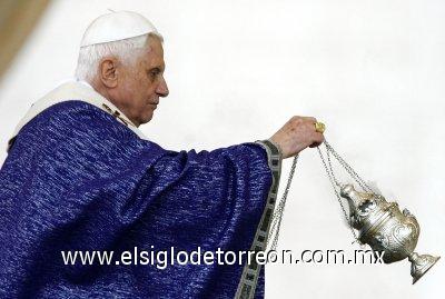 De Papa Wojtyla, Benedicto XVI resaltó que ofreció su amor a Cristo 'sin reservas y a manos llenas' y que ese amor era 'tan intenso y fuerte que se expandió por todas las partes del mundo'.

Del Pontificado del Papa polaco, el Papa alemán dijo que Juan Pablo II 'se entregó de forma generosa, sin reservas' y que los últimos meses del papado, cuando el calvario de la agonía, mostraron al mundo su amor por Cristo y su entrega hasta el final.