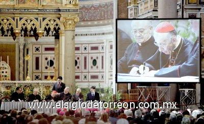Funcionarios de la diócesis de Roma presidieron el cierre de la investigación, usando cintas selladas con cera para cerrar cajas de documentos que serán enviadas a la Congregación para las Causas de Santos para su consideración.