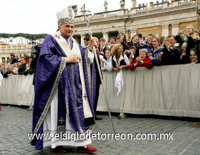 A la misa funeral, asistieron decenas de cardenales y obispos, el presidente de Polonia, Lech Kaczynski; las monjas que cuidaron a Juan Pablo II en su residencia del Palacio Apostólico, y la monja francesa Marie Simon Pierre, de 46 años, que sufría Parkinson, la misma enfermedad que padecía Juan Pablo II, y que dos meses después de la muerte de Wojtyla y tras encomendarse al Pontífice curó de manera inexplicable.

El camino hacia la santidad tiene tres escalones: venerable siervo de Dios, beato y santo.