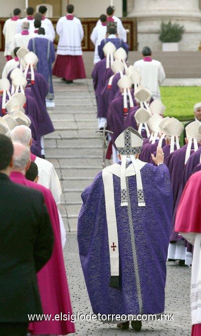 Igualmente, funcionarios eclesiásticos franceses entregaron al Vaticano un expediente en el que se detalla la supuesta cura milagrosa de una monja que oró a Juan Pablo, un requerimiento vital para la beatificación, el último paso antes de la canonización.